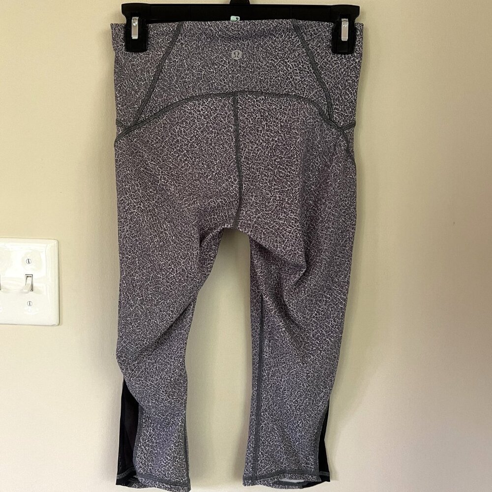 Lululemon Train Times Crop Legging, Fractal Alpine White Black/Black, Size 6 - Picture 4 of 12